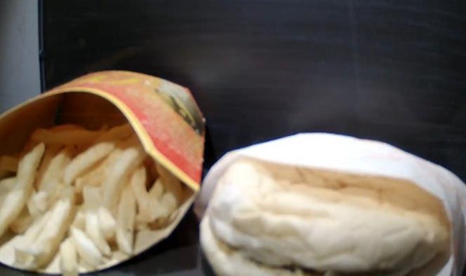 Museo muestra hamburguesa de McDonald’s sin echarse a perder tras 10 años