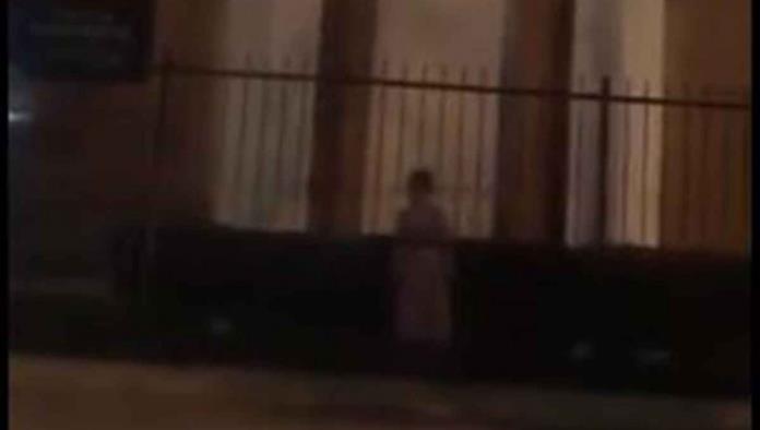 Captan a supuesta niña fantasma parada frente a una iglesia