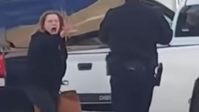 Mujer intenta expulsar demonio de policía y ocurre algo inesperado