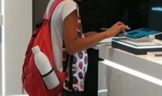 Para terminar su tarea, niño usa una tablet de exhibición
