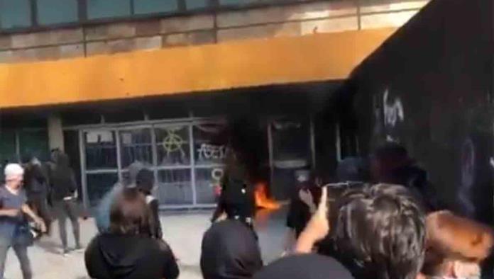 Encapuchados prenden fuego y vandalizan Rectoría en UNAM