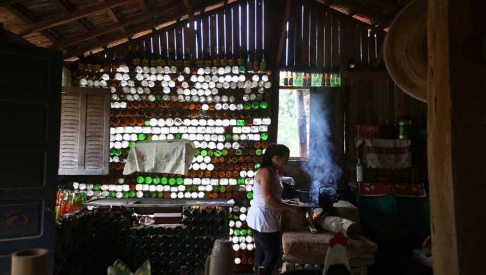 Construye la casa de sus sueños con 6 mil botellas recicladas
