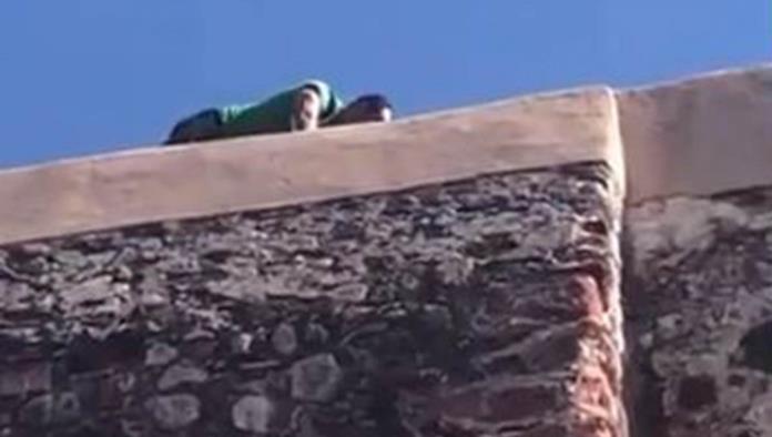 Joven se arroja desde Los Arcos de Querétaro; difunden videos