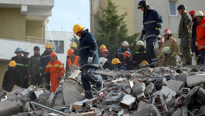 Casi 30 muertos en Albania tras sismo