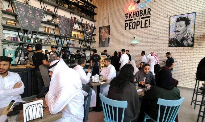 Arabia Saudita pone fin a segregación por sexo en restaurantes