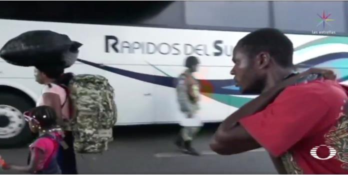 Choferes de transporte público bajan a migrantes para evitar que los acusen de tráfico de personas