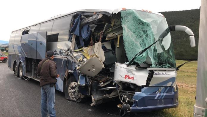 Accidente en carretera a Saltillo deja 36 lesionados, todos pasajeros de camión