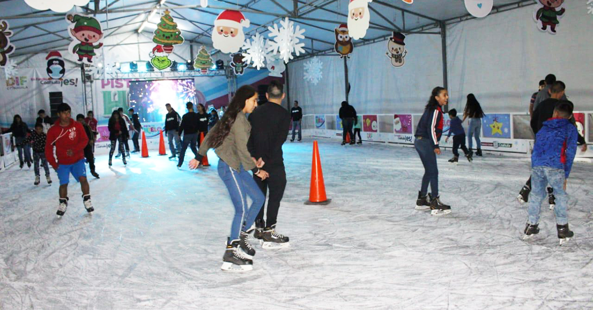 Se deslizan sobre hielo familias de Acuña y la Región