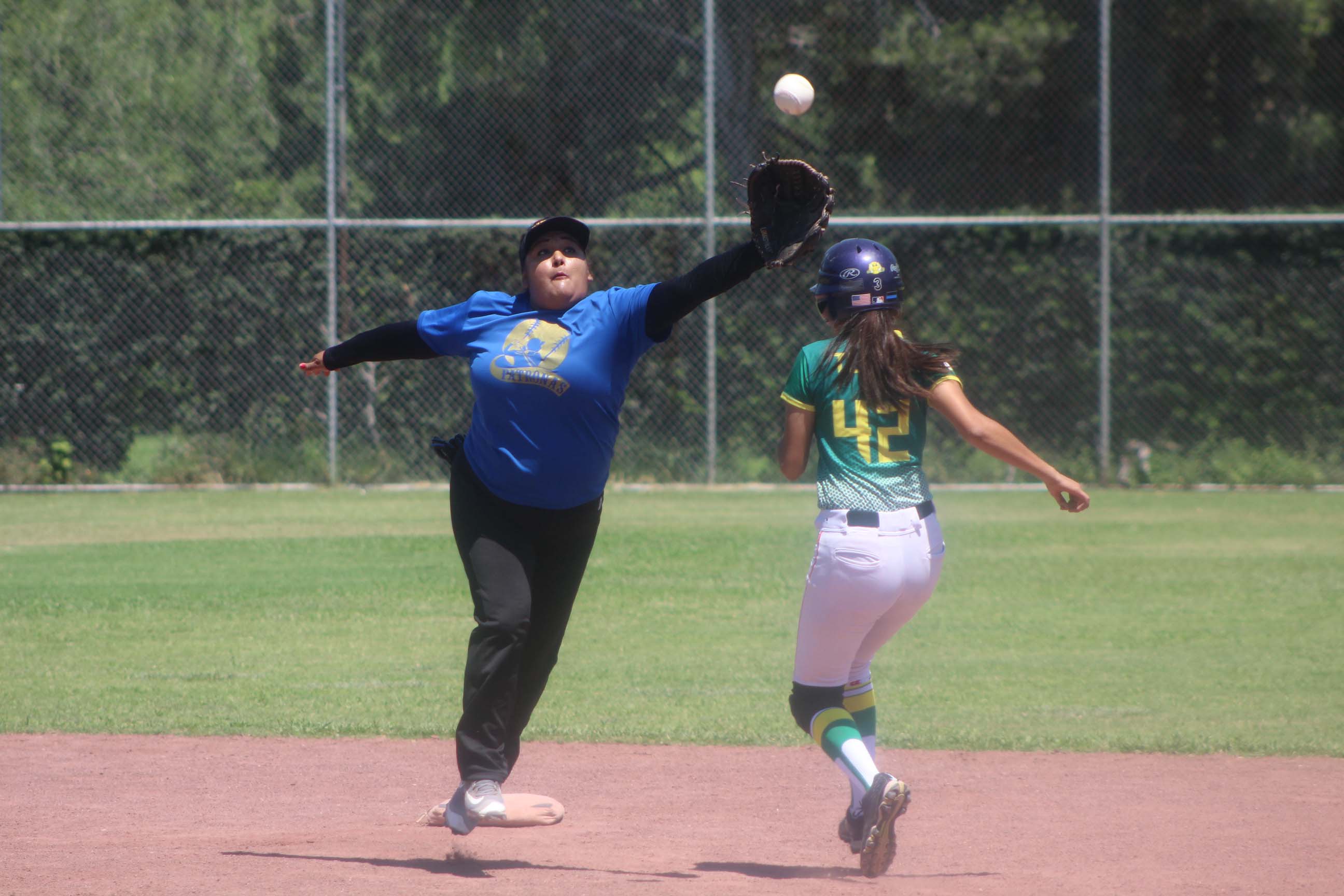 Leales sorprende a Ducks en la gran final de softbol