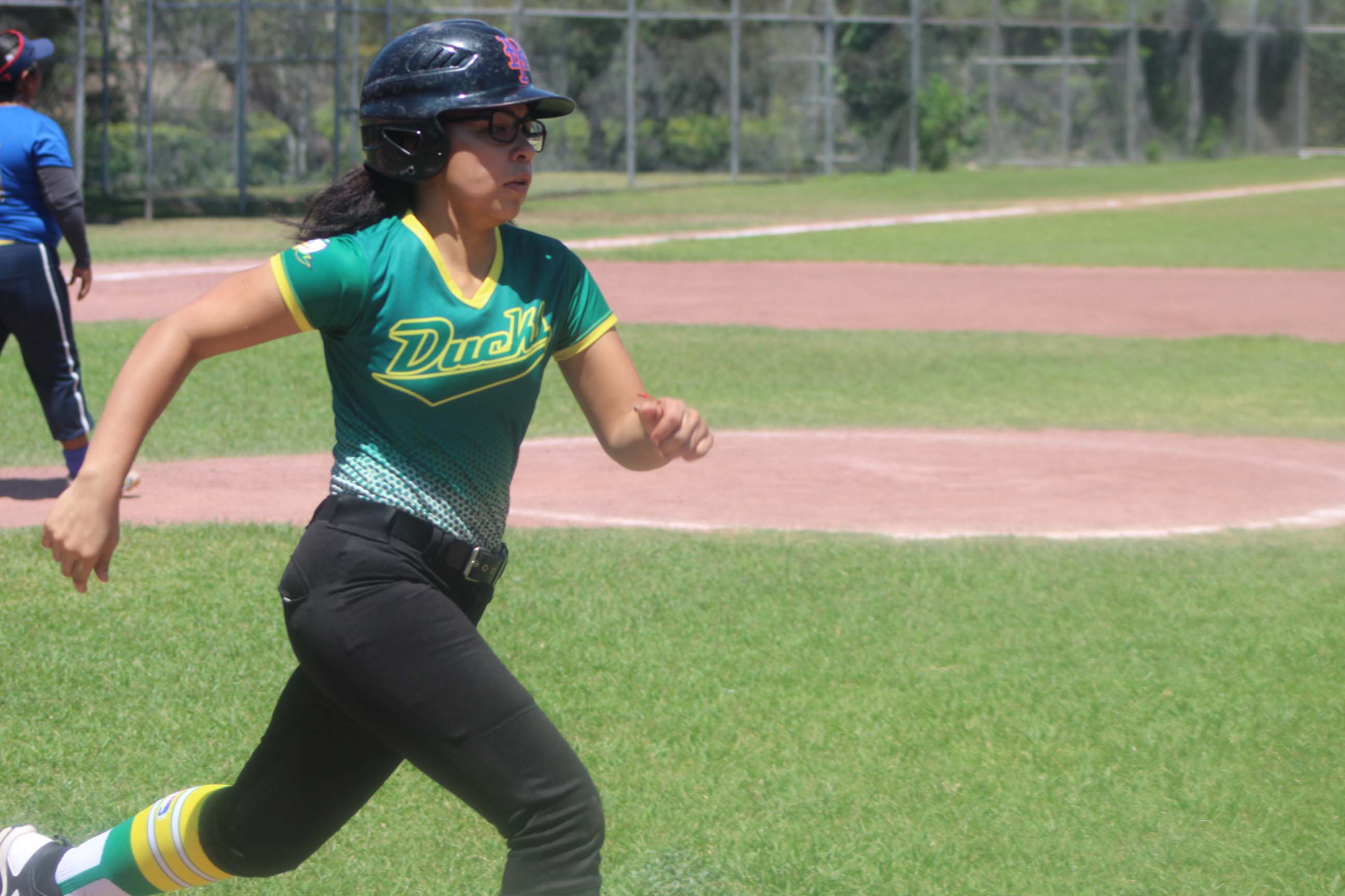 Leales sorprende a Ducks en la gran final de softbol