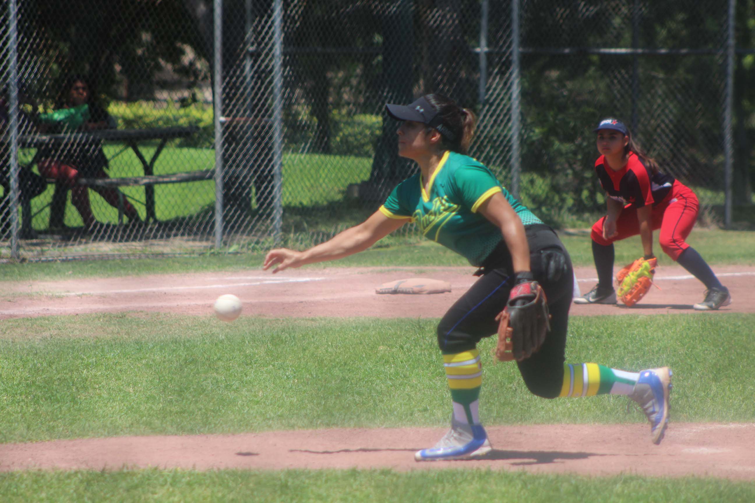 Leales sorprende a Ducks en la gran final de softbol