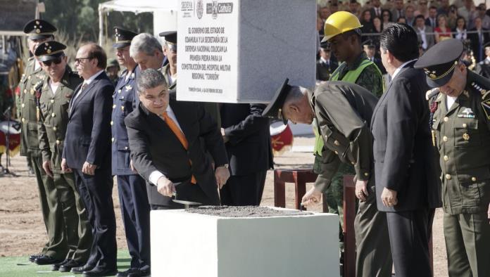 Colocan Gobernador Riquelme y Secretario de Defensa Nacional primera piedra del hospital militar regional en Torreón