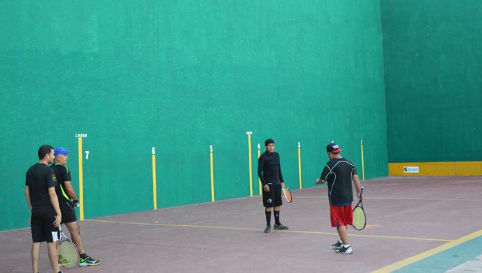 Jugadores reparan canchas de frontenis