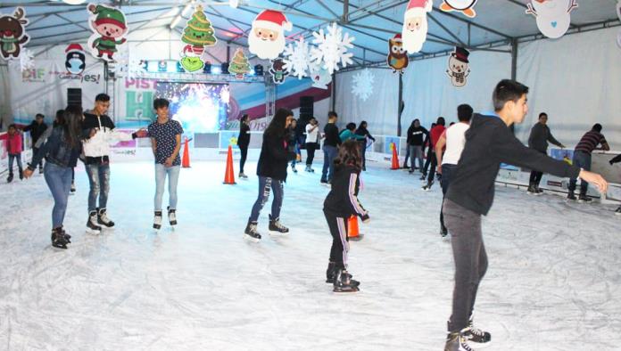 Se deslizan sobre hielo familias de Acuña y la Región