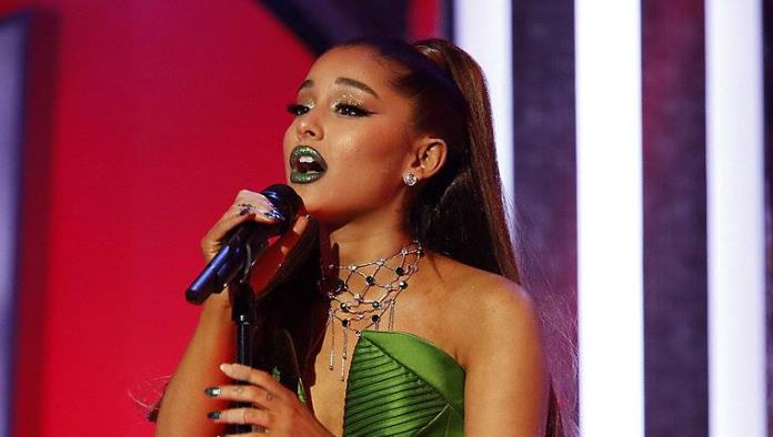 Ariana Grande regresa al escenario con increíble actuación