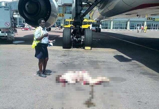 Azafata de Fly Emirates muere al caer por la puerta de emergencia