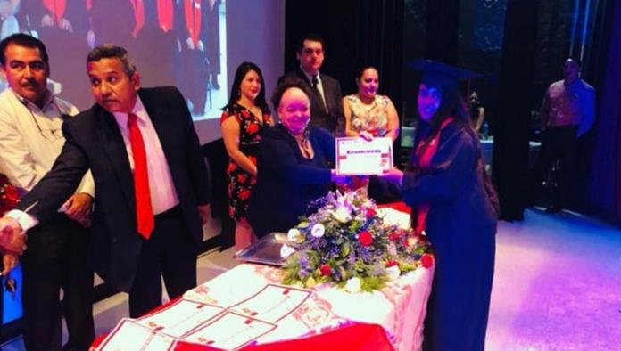 Apadrina Diputada Local Esperanza Chapa graduación en Escuela Club de Leones