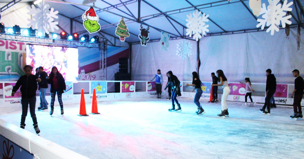 Se deslizan sobre hielo familias de Acuña y la Región