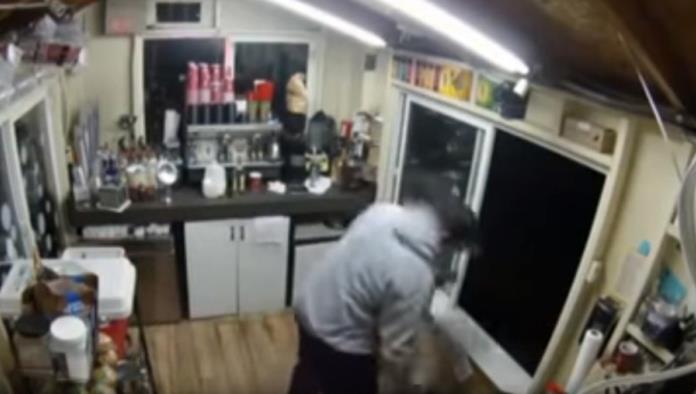 VIDEO: Se mete por una ventana para tratar de abusar de una barista