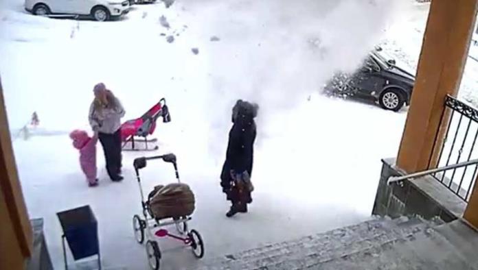 VIDEO: Niña salva a su madre de la caída de una enorme masa de nieve