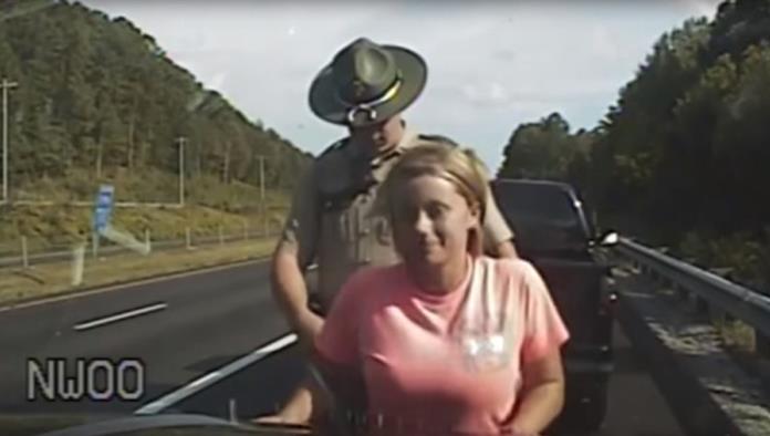 VIDEO: Policía de tránsito manosea a conductora detenida