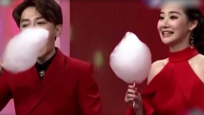 VIDEO: Una presentadora china devora un algodón de azúcar en tres segundos