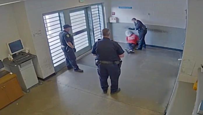 VIDEO: Un agente en EU golpea en la cabeza a un detenido esposado