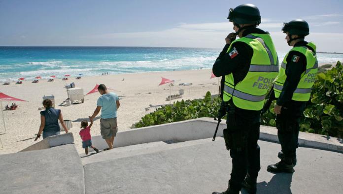 Suspenden a policías por tomarse fotografías con turistas en Cancún