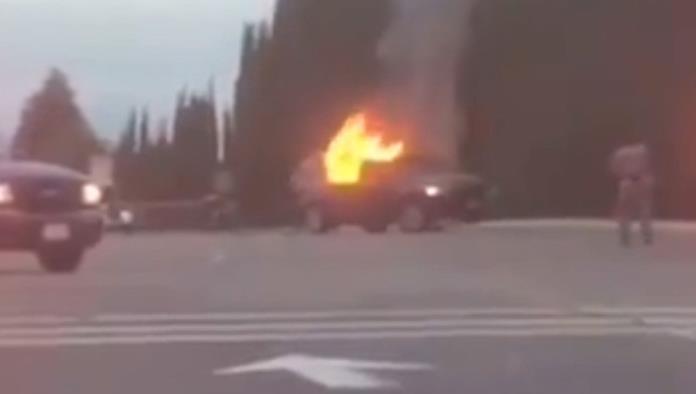 Un vehículo se estrella contra la entrada principal de una base aérea de EU