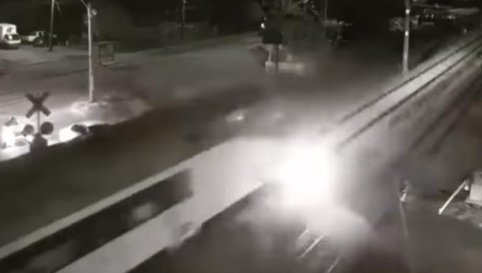 VIDEO: Un conductor ignora las barreras de un paso de tren