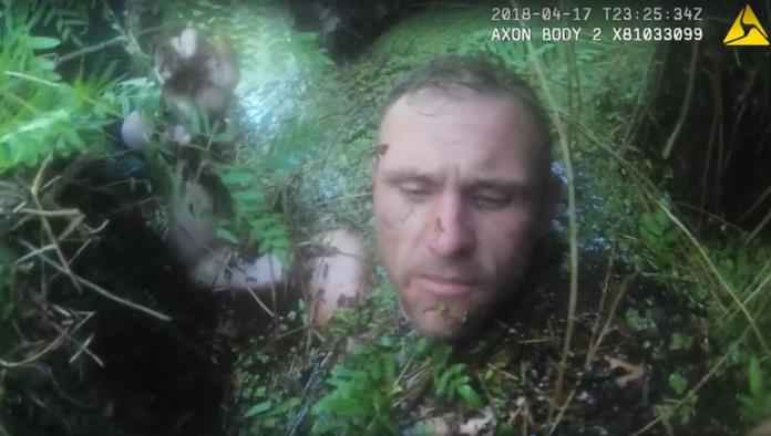 VIDEO: Un delincuente es devorado por un pantano tras una persecución policial