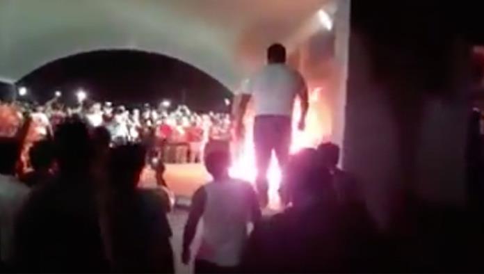 Vecinos queman vivo a un presunto ladrón en México (18+)