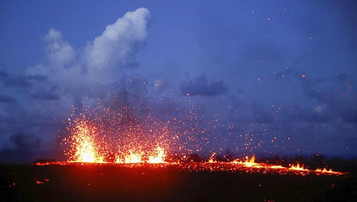 El volcán Kilauea lanza una columna de cenizas tras una erupción en la cima