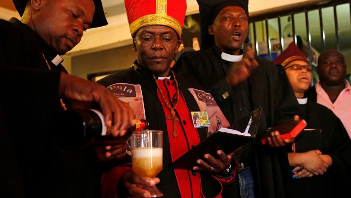 La iglesia africana de borrachos que celebra misas en bares y bautiza con cerveza