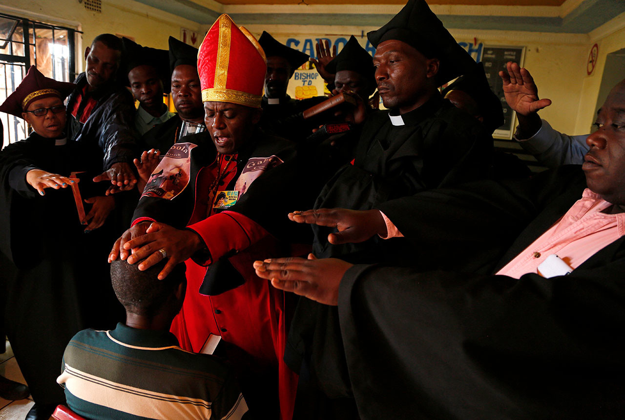 La iglesia africana de borrachos que celebra misas en bares y bautiza con cerveza