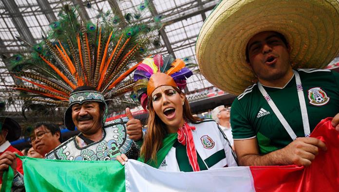 Su esposa no le dejó ir al Mundial para apoyar a México, pero su silueta se lo pasa genial en Rusia