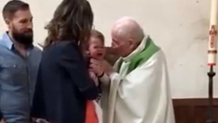 Sacerdote pierde los estribos y abofetea a un bebé durante un bautizo