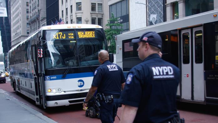 Vuelve a tu maldito país: Captan a mujer lanzando insultos raciales en un bus en EE.UU.