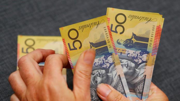 Esos gordos dedos míos: Un australiano teclea un error y transfiere miles de dólares a un extraño