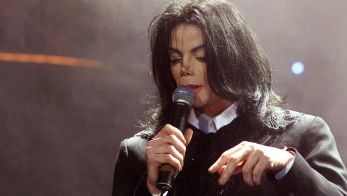 El médico de Michael Jackson revela que el célebre cantante fue castrado químicamente por su padre