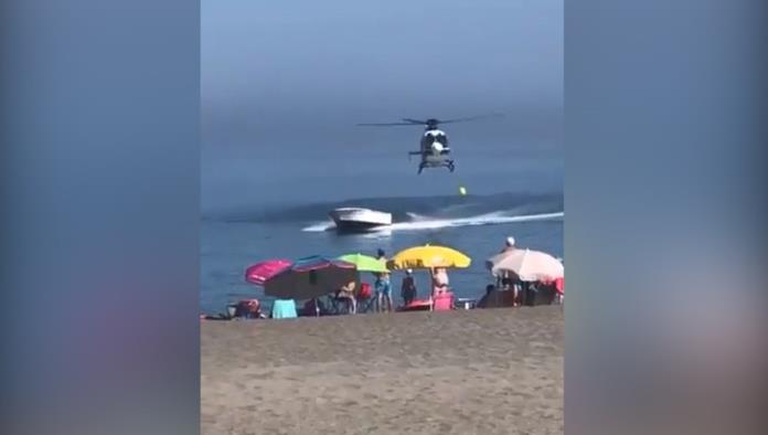 Persecución en helicóptero a una narcolancha sorprende a bañistas en una playa española