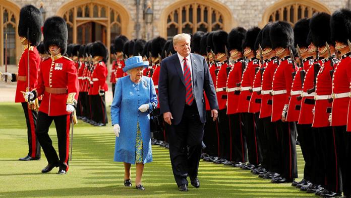 Trump rompe el protocolo y confunde a la reina Isabel II