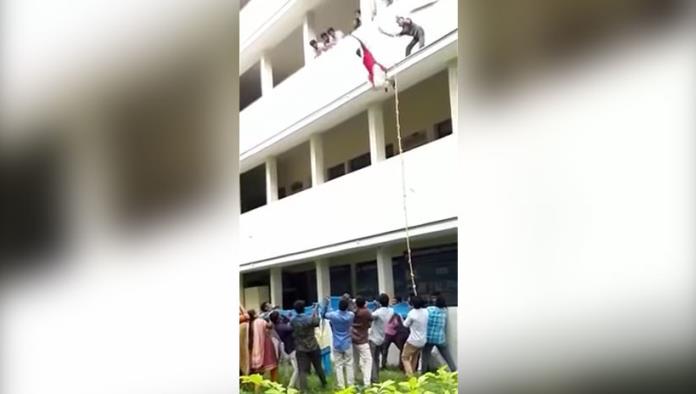Una joven estudiante muere al caer de un tercer piso durante un simulacro