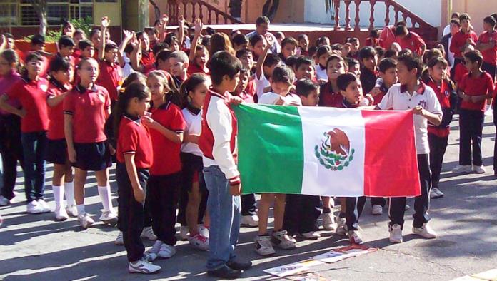Profesora mexicana mete la pata durante un desfile escolar