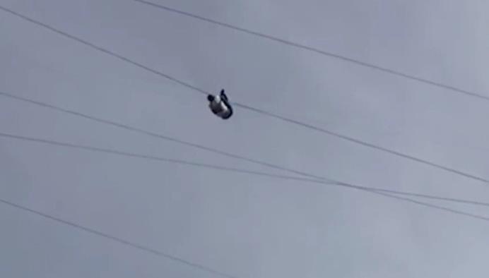 Un hombre cae al vacío tras trepar un cable de alta tensión desde un décimo piso ( video)