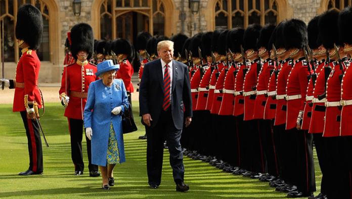 Trump dice erróneamente que Isabel II pasó revista a su guardia de honor por primera vez en 70 años