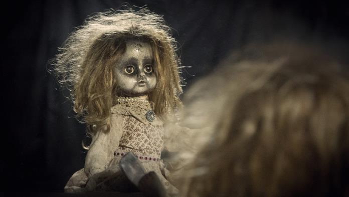 La acaricio y me siento segura: Una joven se casará con una muñeca satánica