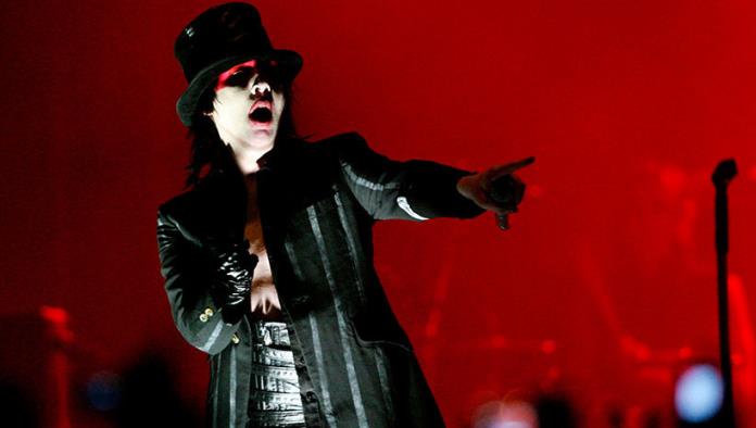 Marilyn Manson se desploma durante un concierto