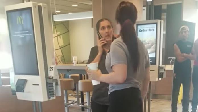 Empleada de McDonalds le arroja su teléfono en la cara a una clienta que la escupió