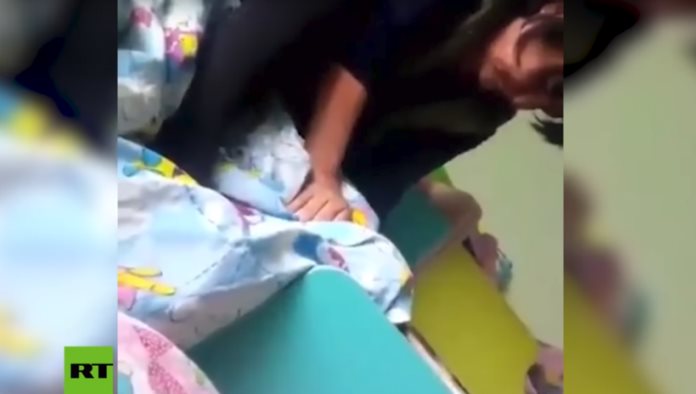 Educadora de kínder que estranguló a una niña fue detenida gracias a esta grabación